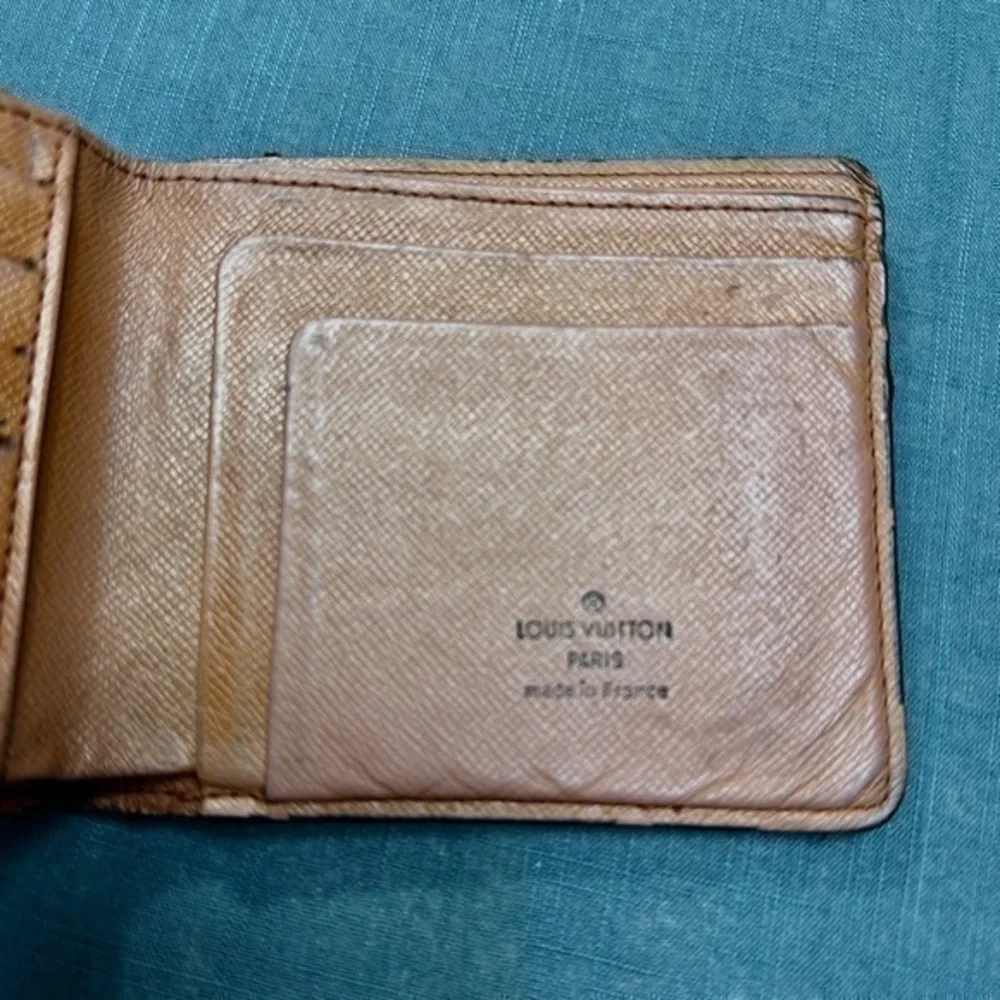 AUTHENTIC Louis Vuitton wallet. Monogram canvas.